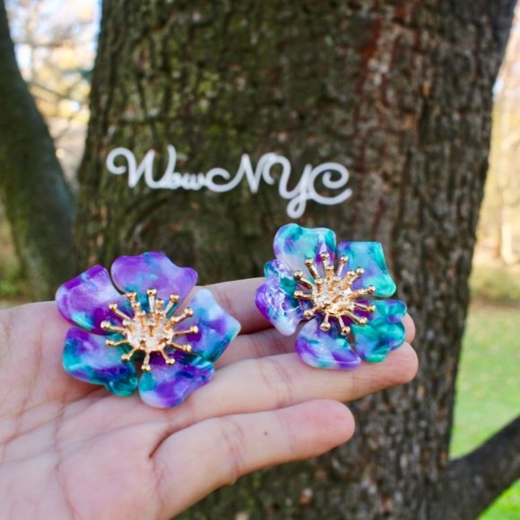 Flowers in bloom Tortoise Big Gold Stud Earrings - Picture 4 of 12